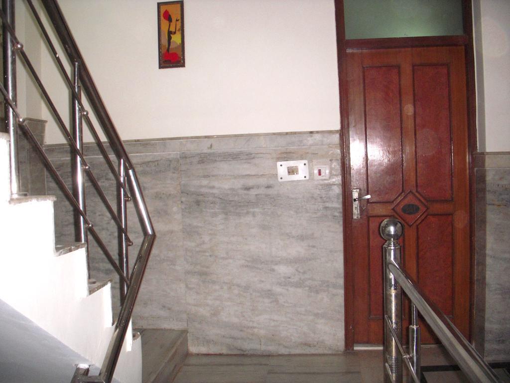 Hotel Tashkent Palace - Near New Delhi Railway Station Exteriör bild