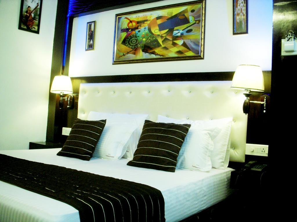 Hotel Tashkent Palace - Near New Delhi Railway Station Exteriör bild