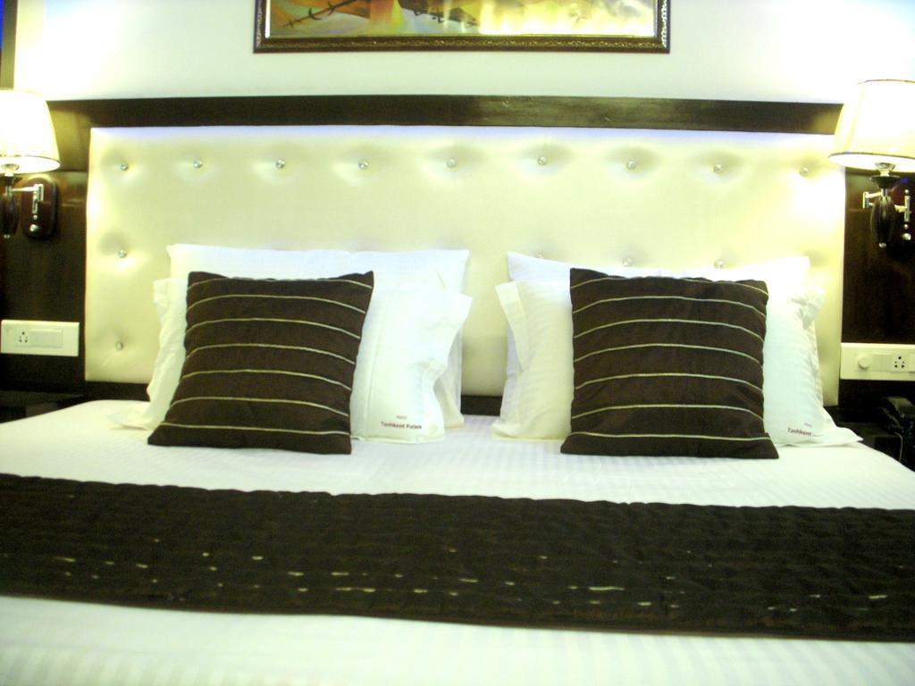 Hotel Tashkent Palace - Near New Delhi Railway Station Exteriör bild
