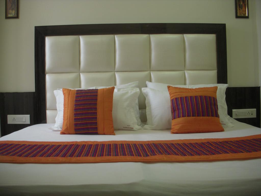 Hotel Tashkent Palace - Near New Delhi Railway Station Exteriör bild