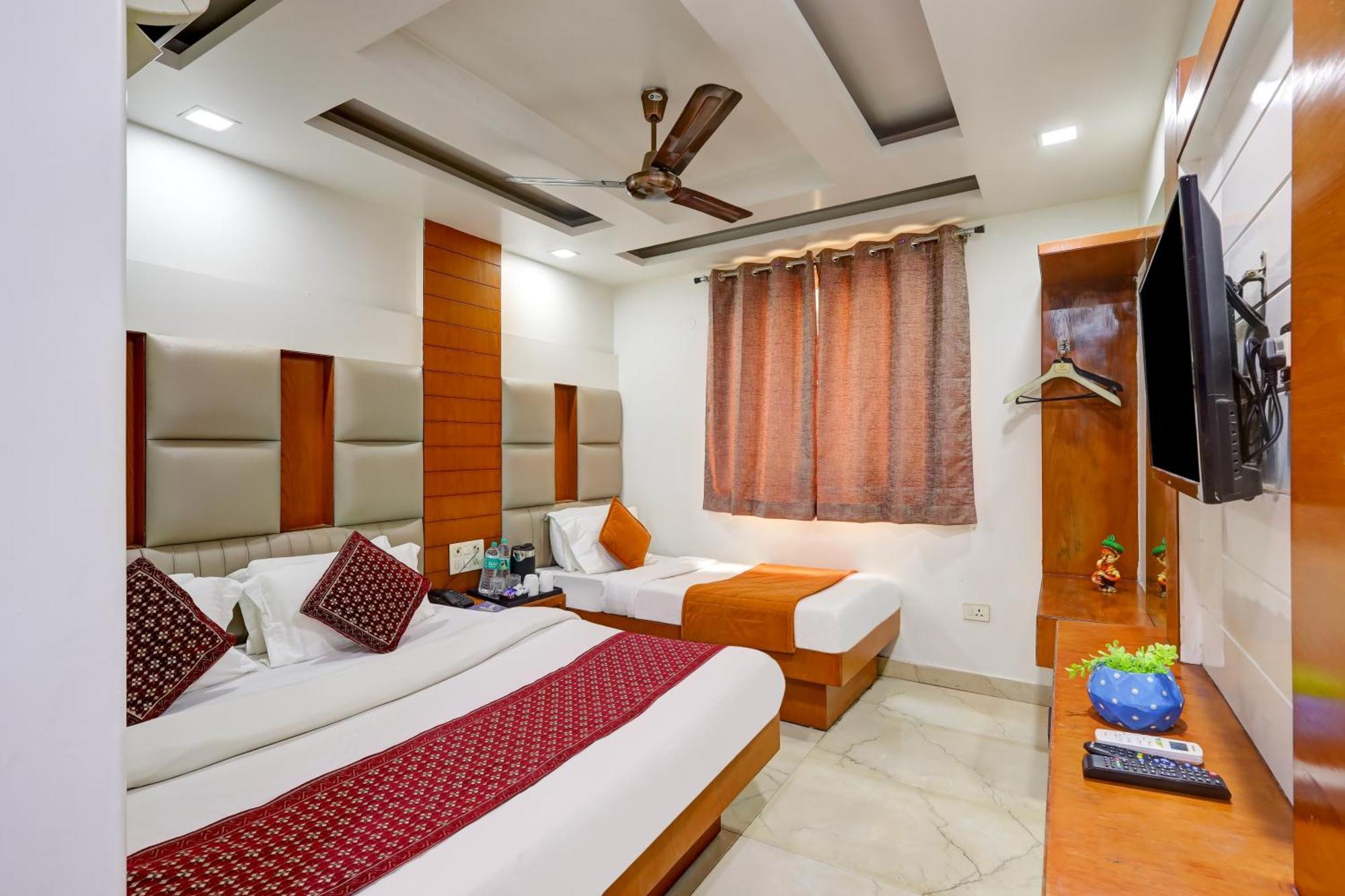 Hotel Tashkent Palace - Near New Delhi Railway Station Exteriör bild